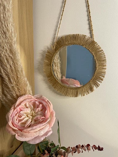 Miroir décoré de franges en jute